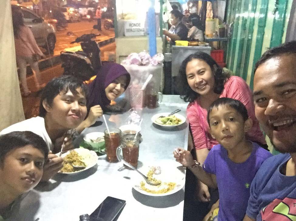 Makan di luar bersama keluarga Tante Ade