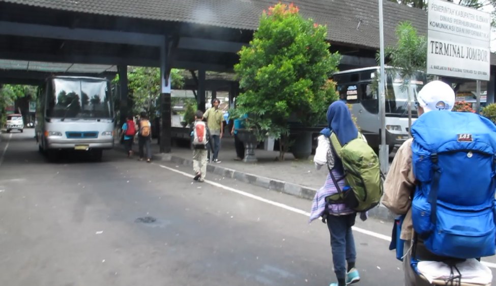 Sebelum naik bus arah Terminal Borobudur