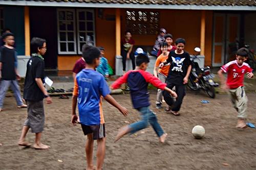 Bermain bola dengan anak-anak sekitar Dusun Maitan
