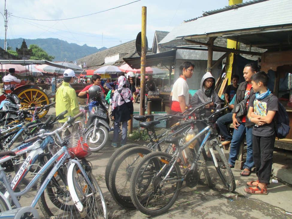 Parkir sepeda di depan Pasar Borobudur