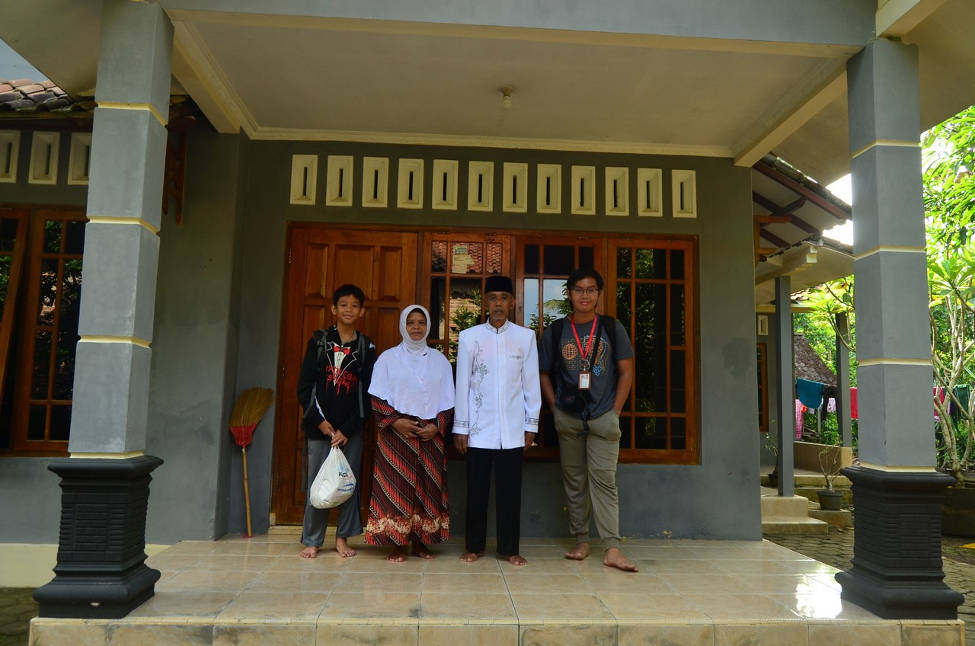 Foto bersama dengan orang tua asuh Pak Sasmudi dan Bu Rubinga